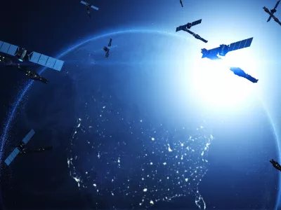 Zemljo obkrožajo &scaron;tevilni objekti, ki bodo prej ali slej padli nazaj nanjo.