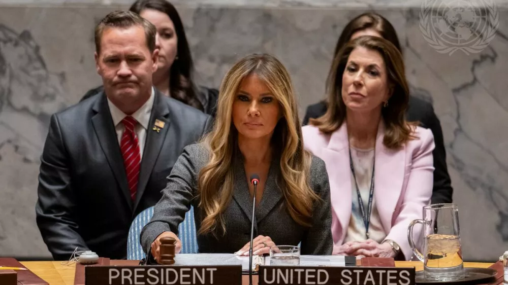ZDA, New York.Prva dama ZDA Melania Trump je na zasedanju Varnostnega sveta ZN o otrocih, tehnologiji in izobrazevanju v konfliktih, ki poteka v ozadju amerisko-izraelskih napadov na Iran, pozvala drzave naj omogocijo izobrazevanje otrok in oblikujejo prihodnjo generacijo voditeljev, ki bodo sprejeli mir preko izobrazevanja.