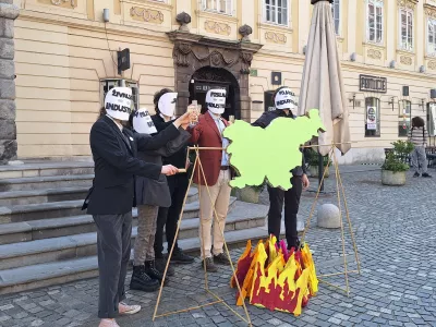 Umanotera, Slovenska fundacija za trajnostni razvoj, in gibanje Mladi za podnebno pravičnost sta predstavila neodvisno strokovno analizo okoljskih ukrepov volilnih programov 13 političnih strank in list ter analizo njihovih glasovanj glede ključnih okoljskih zakonov preteklega mandata.