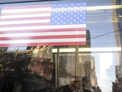 - Združene države Amerike ZDA 2008 - New York - mestno okrožje Manhattan - američani - vojni veteran - ameri&scaron;ka zastava     //FOTO: Jaka Gasar