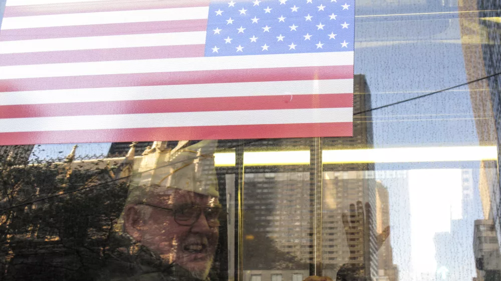 - Združene države Amerike ZDA 2008 - New York - mestno okrožje Manhattan - američani - vojni veteran - ameri&scaron;ka zastava     //FOTO: Jaka Gasar