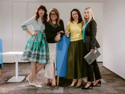 Na drugi sliki so od leve proti desni: Jasna Fumagalli, Renata Devčić, Irina Bručić in Gordana Breyer &ndash; vse članice Uprave. V Upravi imamo tudi Dinko Ko&scaron;čak in Juraja Tomanko. Gordanin naziv je vodja komercialnega oddelka.