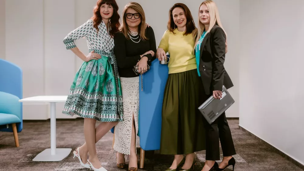 Na drugi sliki so od leve proti desni: Jasna Fumagalli, Renata Devčić, Irina Bručić in Gordana Breyer &ndash; vse članice Uprave. V Upravi imamo tudi Dinko Ko&scaron;čak in Juraja Tomanko. Gordanin naziv je vodja komercialnega oddelka.