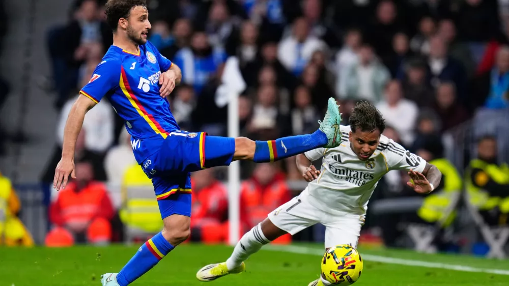 Getafe's Boselli fights for the ball against Real Madrid's Rodrygo during a Spanish La Liga soccer match between Real Madrid and Getafe in Madrid, Spain, Monday, March 2, 2026. (AP Photo/Manu Fernandez)