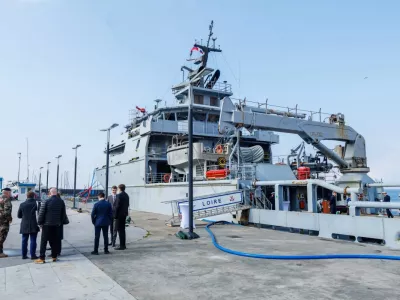 Koper, potniski terminal. Pripadniki slovenske in francoske mornarice pred pregledom castne straze ob francoski ladji BSAM Loire.