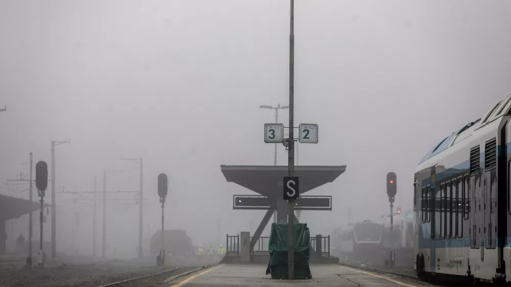 12.12.2025 - reportaža megla - megla v Ljubljani - ljubljanska megla - Železni&scaron;ka postaja LjubljanaFoto: Luka Cjuha / Foto: Luka Cjuha