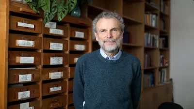 - 06.11.2023 &ndash; prof.dr. Dragan Petrovec, HYPERLINK "https://sl.wikipedia.org/wiki/Pravo" pravnik HYPERLINK "https://sl.wikipedia.org/w/index.php?title=Kriminolog&action=edit&redlink=1" kriminolog - HYPERLINK "https://sl.wikipedia.org/w/index.php?title=Penologija&action=edit&redlink=1" penolog, strokovnjak na področju izvr&scaron;evanja zapornih kazni, poučuje penologijo na podiplomskem &scaron;tudiju na Pravni fakulteti, Fakulteti za socialno delo in na Fakulteti za varnostne vede&nbsp; HYPERLINK "https://sl.wikipedia.org/wiki/Univerza_v_Ljubljani" Univerze v Ljubljani. //FOTO: Bojan Velikonja