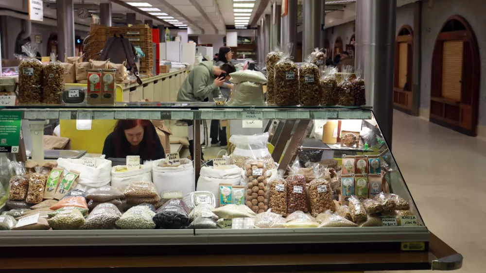 11.02.2026 - zdrava hrana, semena, ore&scaron;čki, pokrita tržnicaFoto: Tomaž Skale