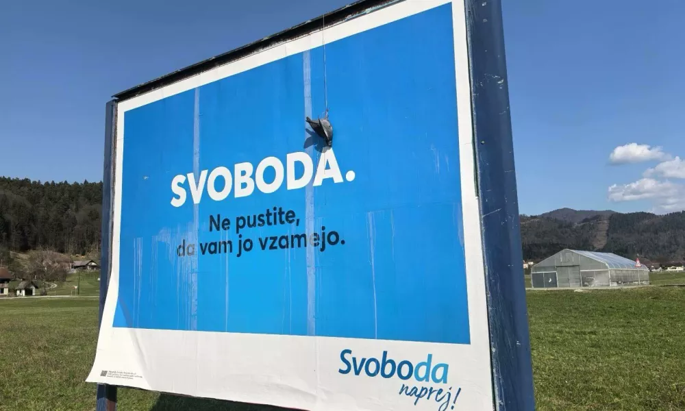 Obe&scaron;en golob na plakatu Gibanja Svoboda.