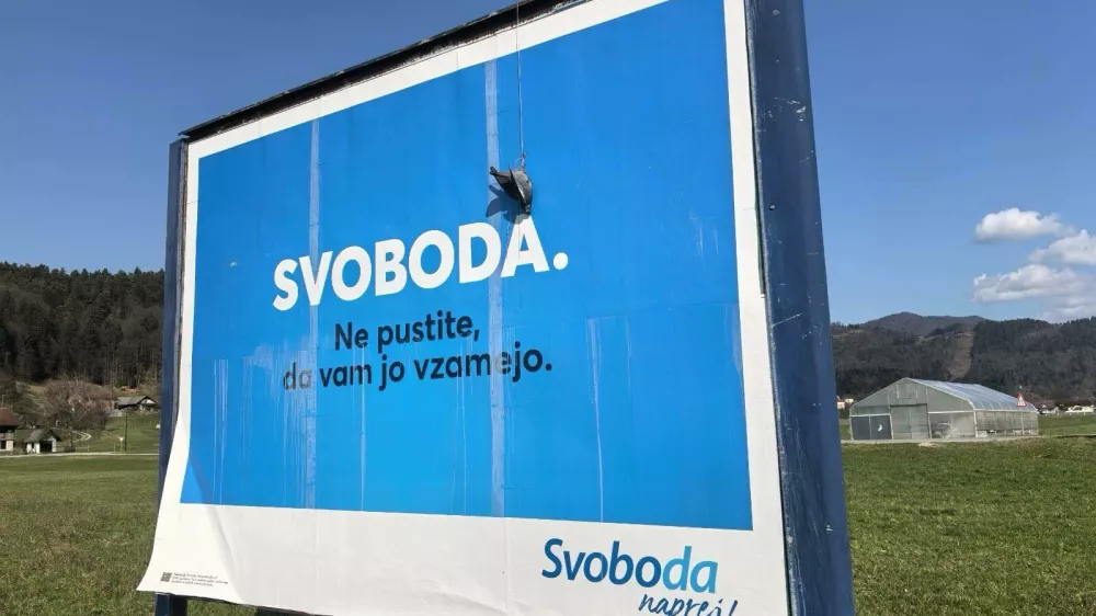Obe&scaron;en golob na plakatu Gibanja Svoboda.