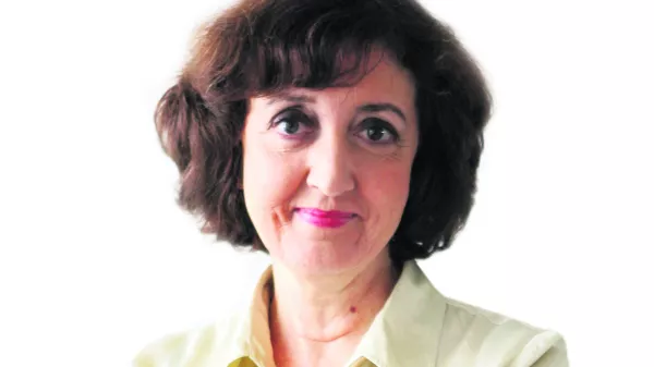 ?Ranka Ivelja, kolumnistka- Dnevnik 2016 - portreti za komentarje in kolumne - kolumnisti - novinarji - novinarka//FOTO: Tomaž Skale------barvno, belo ozadje, za kolumno, PERMANENT!!!