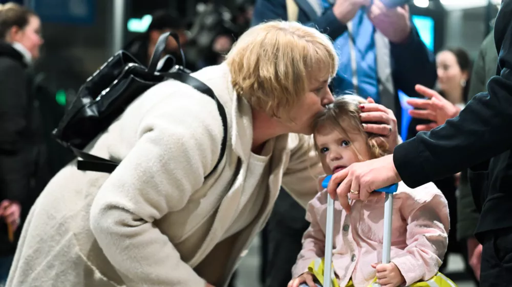 04.03.2026 Prihod Slovencev iz Dubaja na letali&scaron;če Brnik. FOTO: Nik Erik Neubauer