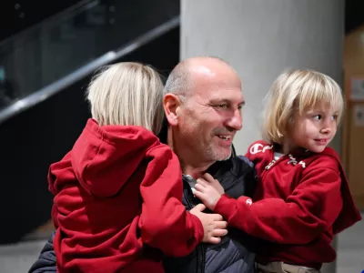 04.03.2026 Prihod Slovencev iz Dubaja na letali&scaron;če Brnik. FOTO: Nik Erik Neubauer