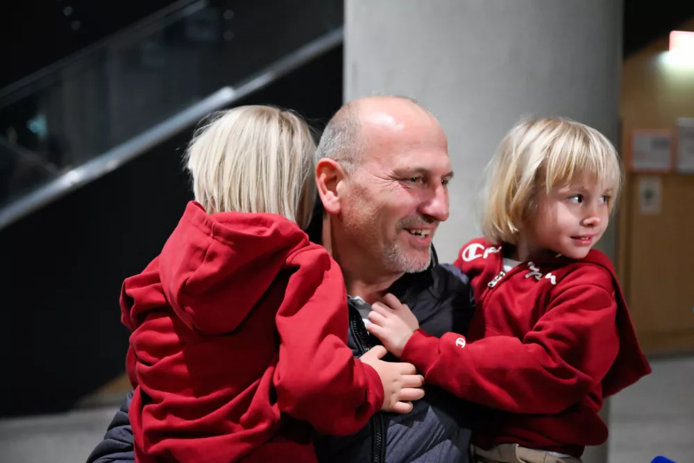 04.03.2026 Prihod Slovencev iz Dubaja na letali&scaron;če Brnik. FOTO: Nik Erik Neubauer