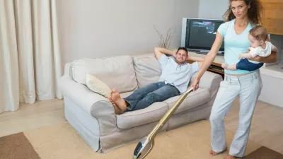 ženska čisti, či&scaron;čenje, pospravljanje, gospodinjska dela Full length portrait of woman cleaning house while carrying baby with man relaxing on sofa,Image: 184546642, License: Royalty-free, Restrictions:, Model Release: yes