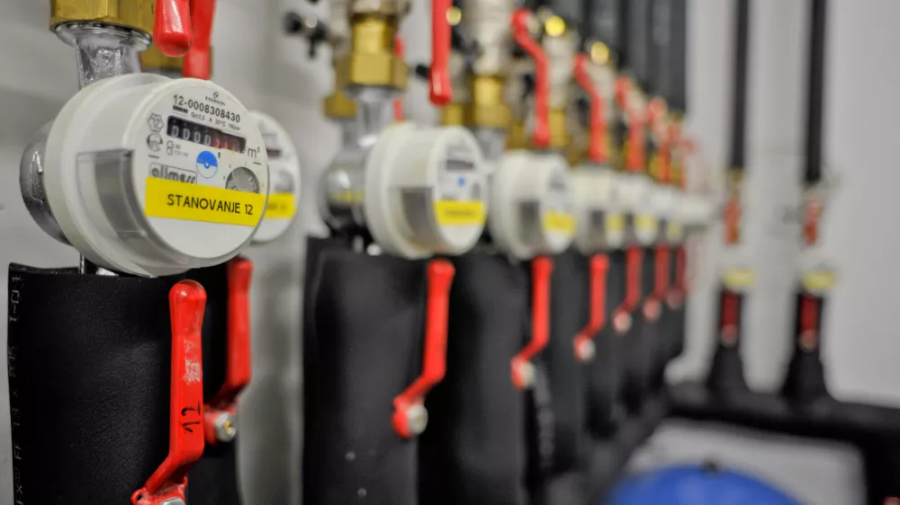 - ilustrativna fotografijacentralno ogrevanje, ogrevalni stro&scaron;ki, toplota, napeljava, vodovod - od&scaron;tevalni &scaron;tevec - poraba - - Pasivna hi&scaron;a - začasne bivalne enote Mestne občine Ljubljana za socialno ogrožene osebe, Pipanova pot 28, - odprtje movozgrajenega stanovanjskega objekta z 22 bivalnimi enotami//FOTO: Tomaž Zajel&scaron;nik