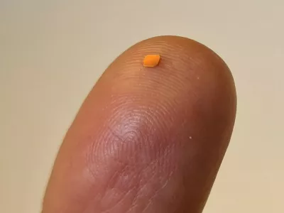 mikročipONLINE EMBARGO 13.00 BST, 20/10/25 PRIMA ultra-thin microchip. // Blind people have been able to read again thanks to a tiny eye implant half as thick as a human hair. The pioneering device paired with augmented-reality glasses restored vision to older people who had lost their sight as a result of an untreatable eye condition. The results of clinical trials showed that 84% of participants were able to read letters, numbers and words using prosthetic vision through an eye that had previously lost its sight due to age-related macular degeneration (AMD). Those treated with the device - 30 micrometres or 0.03 millimetres thick - could also read, on average, five lines of a vision chart - even though some participants could not even see the chart before surgery. The revolutionary new implant is the first ever device to enable people to read letters, numbers and words through an eye that had lost its sight. The trial, involving 38 patients at 17 hospital sites across five countries including Moorfields Eye Hospital in London, tested the device called PRIMA. Photo released 20/10/2025,Image: 1047021023, License: Rights-managed, Restrictions: Editorial use, commercial use may require additional licenses. We don't use AI to make images which could be mistaken for news photos. AI use will be clearly indicated. Supplied on condition you ensure personal data is processed in compliance with UK GDPR, Model Release: no