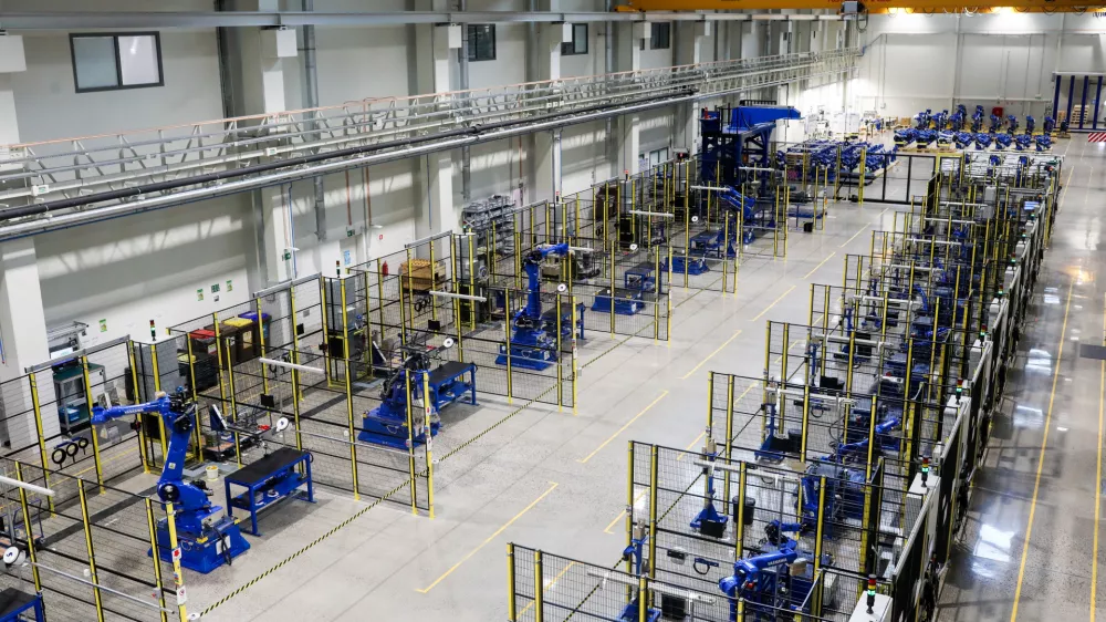 - tovarna Yaskawa v Kočevju.- 24.04.2024. Slovesnost ob položitvi temeljnega kamna za gradnjo dveh objektov podjetja Yaskawa - novega Evropskega robotskega distribucijskega centra in nove stavbe za inženiring in proizvodnjo robotskih sistemov v Kočevju.//FOTO: Bojan Velikonja