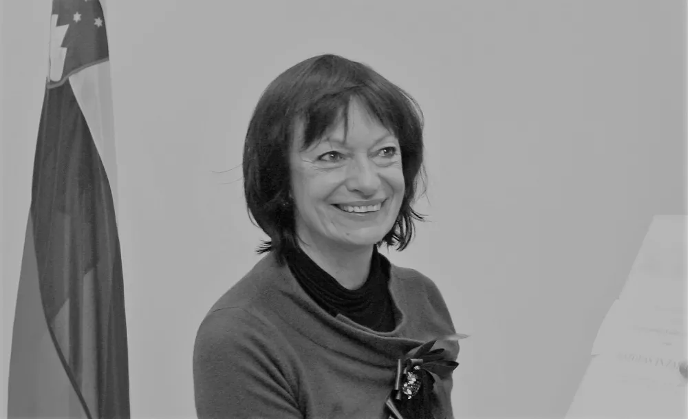 Manca Ko&scaron;ir in minister za ?olstvo in ?port Igor Luk?i?- predaja manifesta za odli?no javno ?olo ministru za ?olstvo in ?port Igorju Luk?i?u- delegacija civilne pobude Kak?no ?olo ho?emo? pod vodstvom Mance Ko?ir je ministru za ?olstvo in ?port in snovalcem nove Bele knjige o izobra?evanju predala Manifest za odli?no javno ?olo in na javnih debatah zbrano gradivo;//FOTO: Matej Pov?eOPOMBA: ZA OBJAVO V ?ASOPISU DNEVNIK