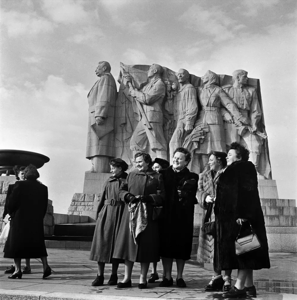 Zahraničn&iacute; deleg&aacute;tky, kter&eacute; se v Praze &uacute;častn&iacute; oslav Mezin&aacute;rodn&iacute;ho den žen, před Stalinov&yacute;m pomn&iacute;kem na Letn&eacute;,Image: 669690457, License: Rights-managed, Restrictions:, Model Release: no