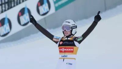 Veselje Nike Prevc po petnajsti zmage sezone in potrditvi skupne zmage za sezono 2025/26. 