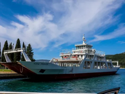 - Na poti od Herceg Novog do Svetog &Scaron;tefana.- Trajekt Kamenari - Lepetane, Črna Gora- 28.05.2025. - Reportaža o Jadranski magistrali ob 60. obletnici izgradnje in 70. obletnici začetka gradnje.- Jadranska magistrala, cesta, hrva&scaron;ka obala.OPOMBA: ZA OBJAVO V OBJEKTIVU!//FOTO: Bojan Velikonja