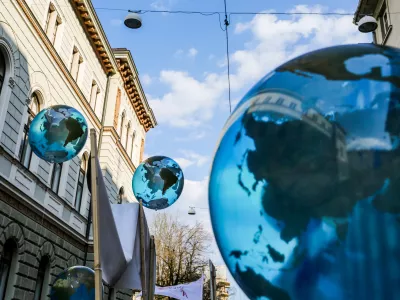 simbolična fotografija, zemlja, globalno segrevanje, ekologija, ekolo&scaron;ka politika, okoljevarstvo- 29.03.2017 - podnebni shod v okviru globalnega gibanja Break Free, ki zahteva konec obdobja fosilnih goriv v organizaciji Greenpeace Slovenija - protest pred Vlado RS -    //FOTO: Bojan Velikonja / Foto: Bojan Velikonja