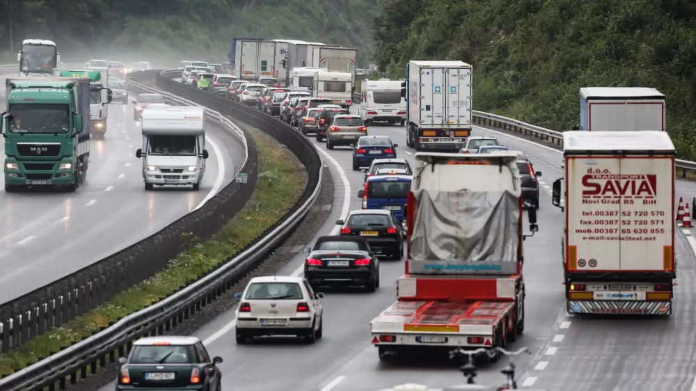 - 01.08.2016 - primorska avtocesta - dvajset kilometrski prometni zastoj zaradi prometne nesreče - kolona vozil med Vrhniko in Logatcem //FOTO: Bojan Velikonja