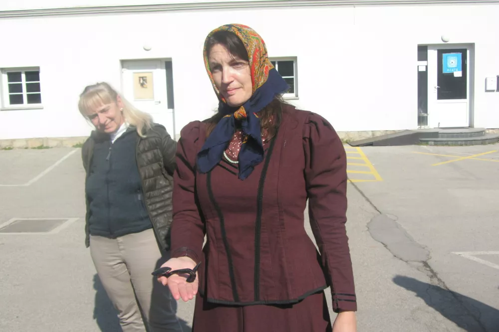 Tanja Vesel, umetnica turizma, s ključem, ki ima posebno zgodbo. Tanja bo poplemenitila vsak skupinski obisk Trebnjega, in seveda bo poskrbela, da bodo gostje njene domačije pri njej nabrali najlep&scaron;e spomine....