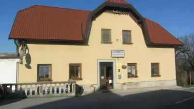 Tončkov dom, stara gostilna v Čatežu, ki bi jo na&scaron;a Dominika uvrstila naravnost na Unescov seznam kulturne dedi&scaron;čine. 