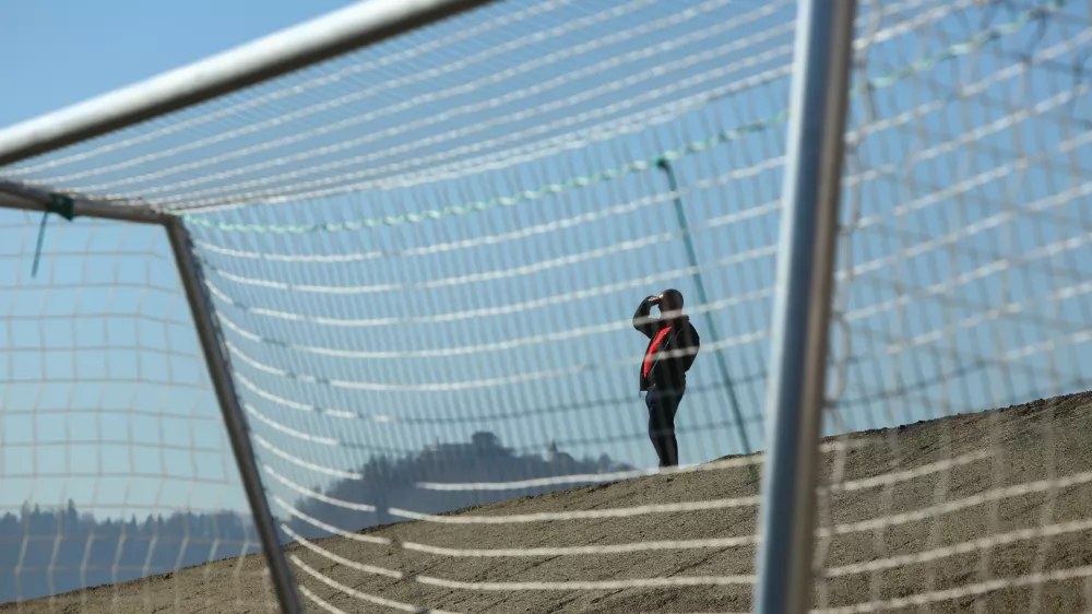 simbolična fotografija. pogled, mreža, zazrtost, radovednost.- 12.11.2015 - Nacionalni nogometni center Brdo pri Kranju - slovenska nogometna reprezentanca - trening na novem vadbenem igri&scaron;ču NNC Brdo - priprave na prvo tekmo dodatnih kvalifikacij za EP z Ukrajino v Lvivu, - kvalifikacije za EP 2016 - Nogometna zveza Slovenije (NZS) - //FOTO: Bojan Velikonja