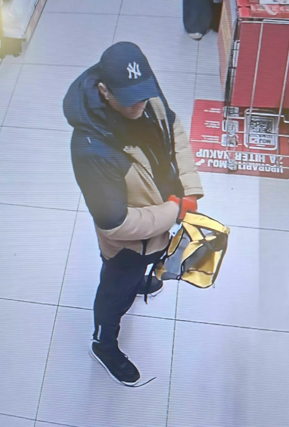 Policija i&scaron;če osumljenca poskusa ropa po&scaron;te in ropa podjetja.