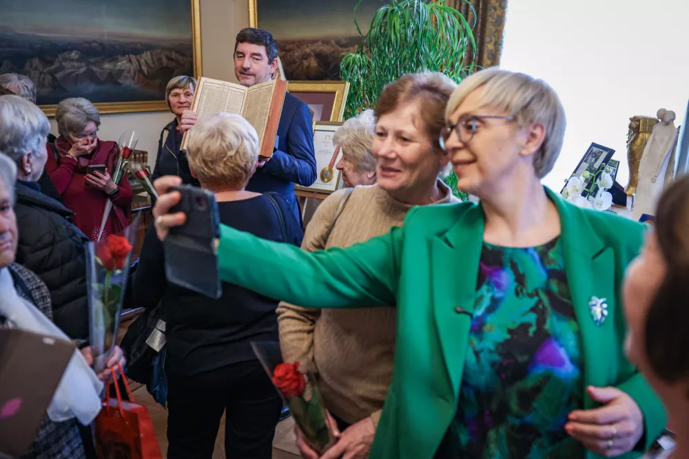 Ljubljana, predsedniska palaca.Dogodek ob mednarodnem dnevu zensk, v okviru katerega so si obiskovalke ogledale delovne in protokolarne prostore predsedniske palace ter se srecale s predsednico republike Nataso Pirc Musar.