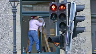 - simbolična fotografija 2017 - čistilka - či&scaron;čenje - okno - semafor - rdeča luč za pe&scaron;ce in kolesarje//FOTO: Tomaž Skale