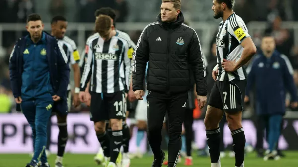 Soccer Football - FA Cup - Fifth Round - Newcastle United v Manchester City - St James' Park, Newcastle, Britain - March 7, 2026 Newcastle United's Joelinton and Newcastle United manager Eddie Howe look dejected after the match REUTERS/Scott Heppell