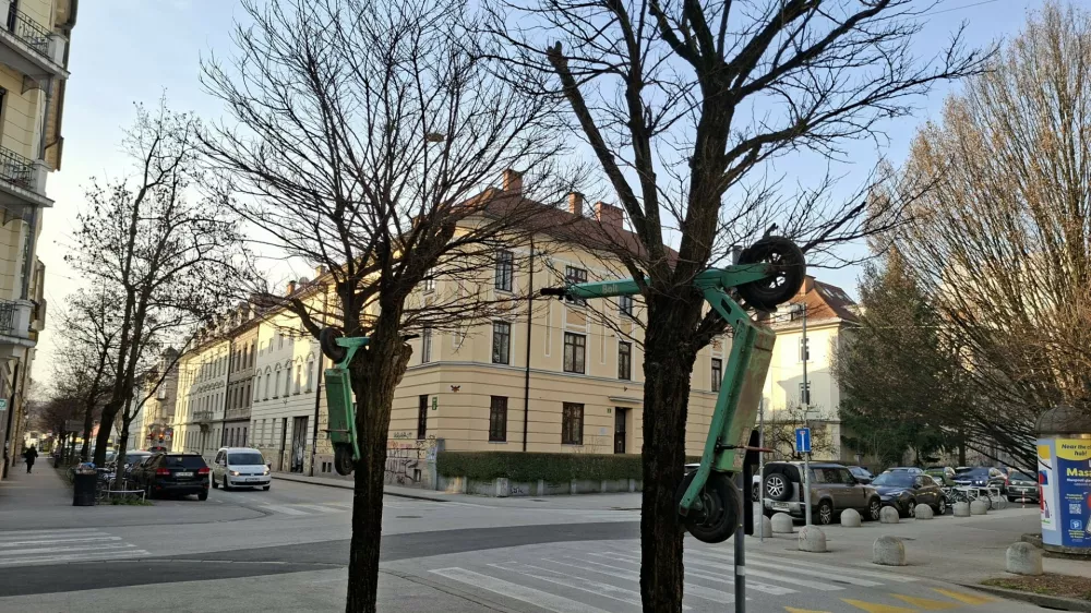 Protest ali vandalizem? Električni skiroji kar na drevesih