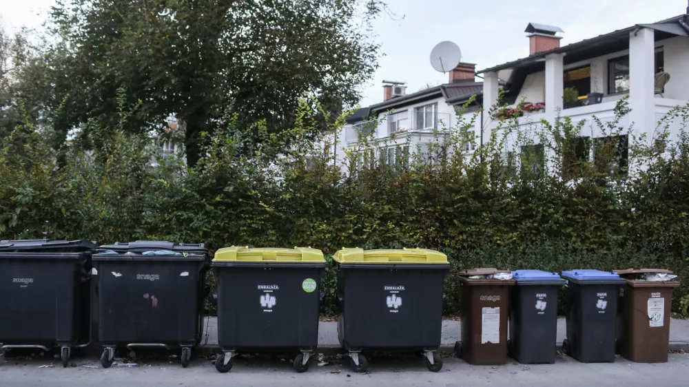 - 21.10.2014 - - urejeni prostor za ločevanje odpadkov - ločeno zbiranje smeti, ekolo&scaron;ki otok - smetnjak - kontejner - zabojnik - odpadki - -    //FOTO: Jaka Gasar