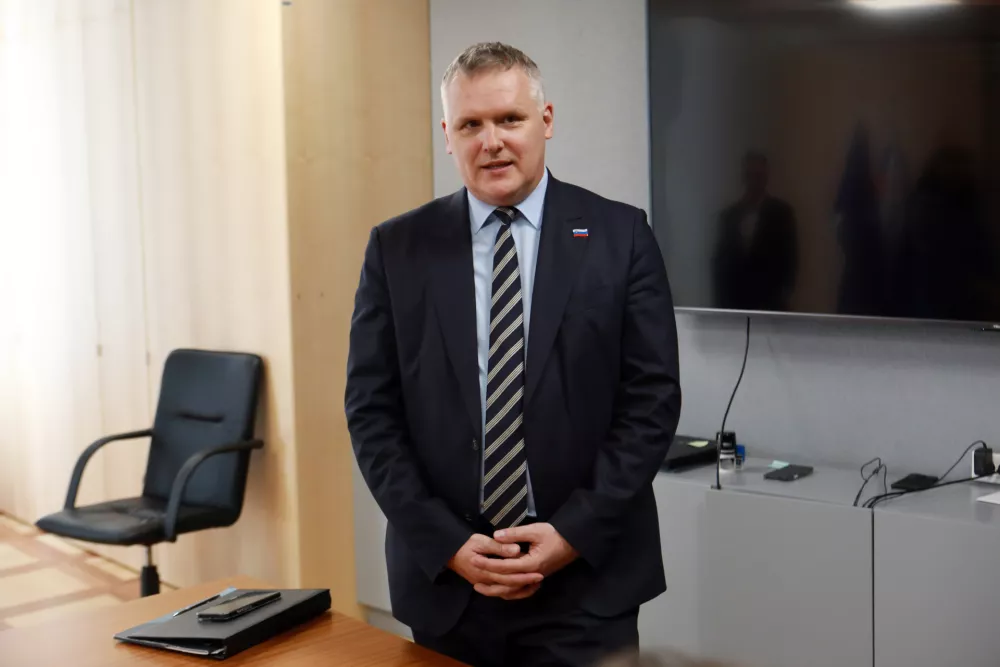 Podražitev goriv vlada omejila z znižanjem tro&scaron;arin: Koliko bo treba od&scaron;teti za poln rezervoar?