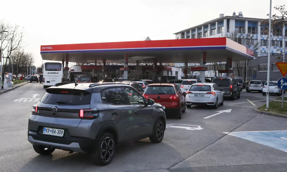 09.03.2026. - Povečan promet na črpalki Petrol na Trža&scaron;ki cesti v Ljubljani pred podražitvijo goriv zaradi vojne na Bližnjem Vzhodu. Foto: Bojan Velikonja