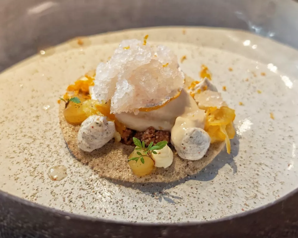 Ajdov biskvit s kombinacijo skut in smetan ter juzuja, Lieperts