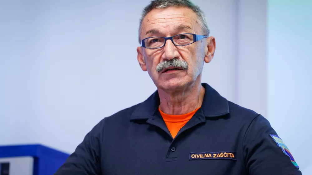 Ljubljana, Arso, pritlicje laboratorijskega prizidka.Izjava predstavnikov Agencije za okolje (Arso), Geoloskega zavoda ter Uprave za zascito in resevanje o predvidenih izrednih meteoroloskih in hidroloskih razmerah v Sloveniji ter o verjetnih posledicah teh razmer.Z Uprave RS za zascito in resevanje Srecko Sestan.