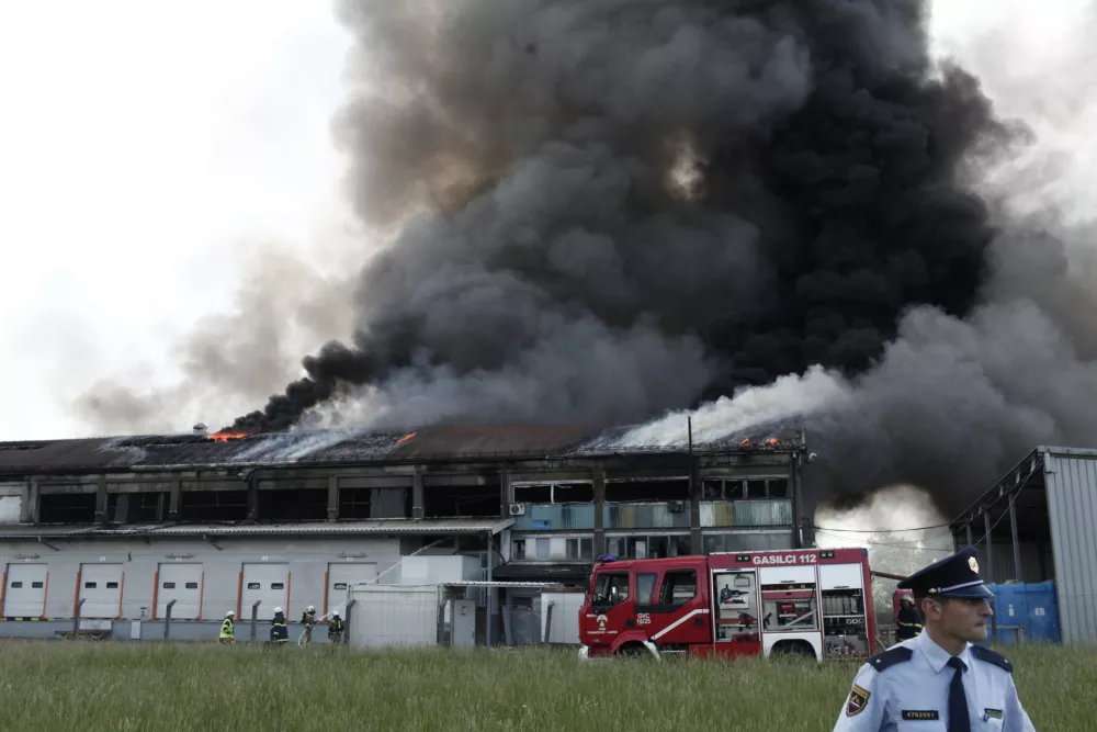 - 12.05.2015 - - požar v hladilnici Mercator na Hladilni&scaron;ki poti v ljubljanskem Zalogu - zagorelo glavno skladi&scaron;če zamrzjenih živil za osrednjo Slovenijo - 3000 kvadratnih metrov skladi&scaron;čnih prostorov za sveži program, zelenjavo, sadje in meso///FOTO: Luka Cjuha