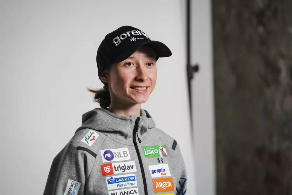 Ljubljana.Revija Jana je ob mednarodnem dnevu zensk razglasila Slovenko leta 2025. Naslov je letos pripadel trenutno najboljsi smucarski skakalki na svetu Niki Prevc.Smucarska skakalka Nika Prevc.Fotografa: Jure Klobcar in Jaka Koren/MPA