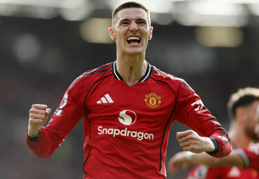 Soccer Football - Premier League - Manchester United v Crystal Palace - Old Trafford, Manchester, Britain - March 1, 2026 Manchester United's Benjamin Sesko celebrates scoring their second goal Action Images via Reuters/Jason Cairnduff EDITORIAL USE ONLY. NO USE WITH UNAUTHORIZED AUDIO, VIDEO, DATA, FIXTURE LISTS, CLUB/LEAGUE LOGOS OR 'LIVE' SERVICES. ONLINE IN-MATCH USE LIMITED TO 120 IMAGES, NO VIDEO EMULATION. NO USE IN BETTING, GAMES OR SINGLE CLUB/LEAGUE/PLAYER PUBLICATIONS. PLEASE CONTACT YOUR ACCOUNT REPRESENTATIVE FOR FURTHER DETAILS.. / Foto: Jason Cairnduff
