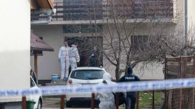 10. marca 2026 so zgodaj zjutraj na dvorišču stanovanjske hiše v Gospiću odkrili dve trupli. Moški naj bi umoril mamo in babico. 