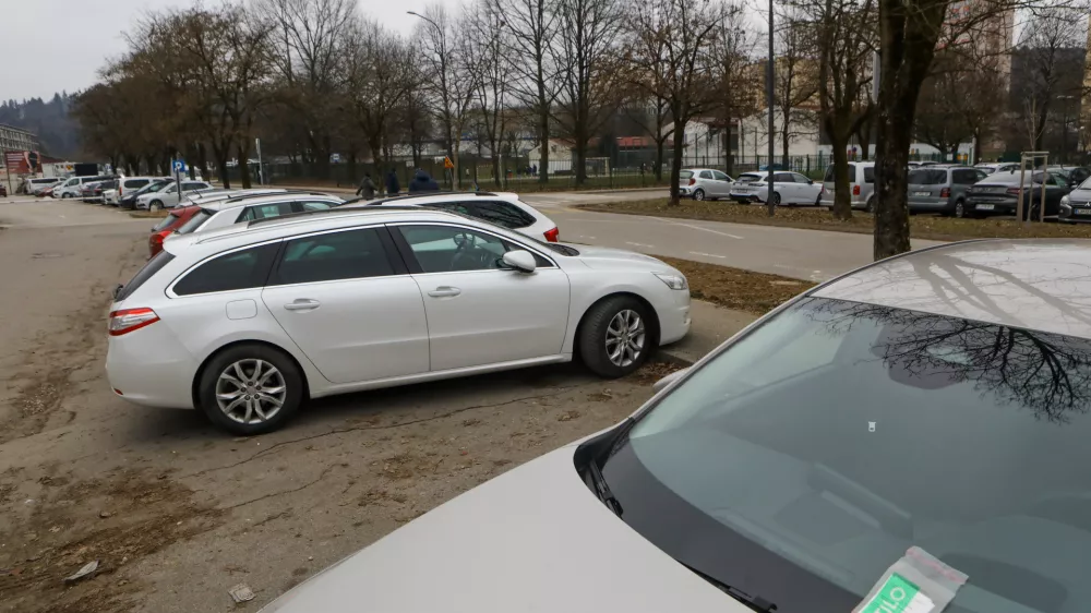 Februarja letos napisali več kazni za parkiranje