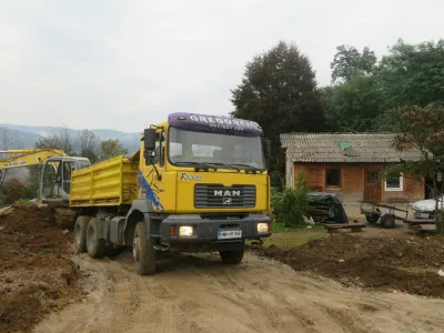 Urejanje romskega naselja Žabjak-Brezje, gradnja plo&scaron;čadi za večnamenski objekt v Brezju. Foto: Dragana Stanković