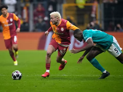 Galatasaray's Baris Yilmaz, left, fights for the ball with Liverpool's Ibrahima Konate during a Champions League round of 16 first leg soccer match between Galatasaray and Liverpool, in Istanbul, Turkey, Tuesday, March 10, 2026. (AP Photo/Emrah Gurel)
