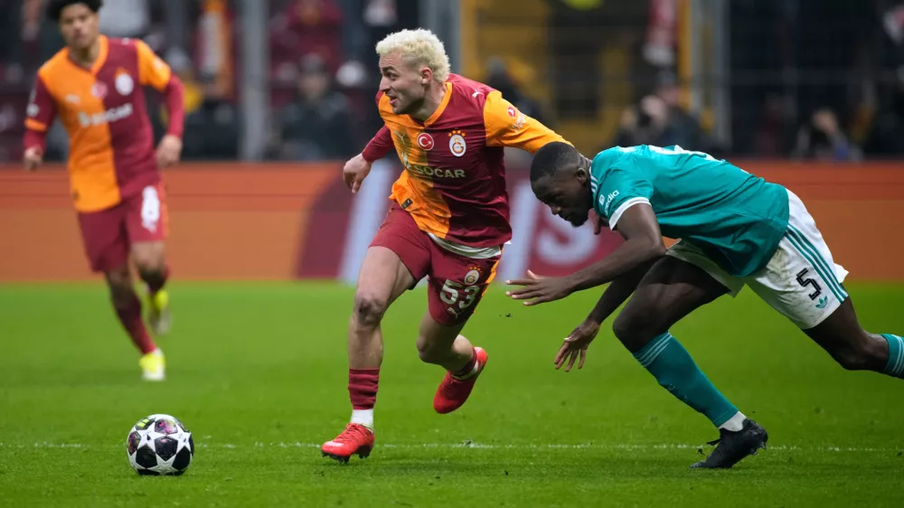 Galatasaray's Baris Yilmaz, left, fights for the ball with Liverpool's Ibrahima Konate during a Champions League round of 16 first leg soccer match between Galatasaray and Liverpool, in Istanbul, Turkey, Tuesday, March 10, 2026. (AP Photo/Emrah Gurel)