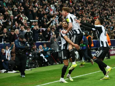 Soccer Football - UEFA Champions League - Round 16 - First Leg - Newcastle United v FC Barcelona - St James' Park, Newcastle, Britain - March 10, 2026 Newcastle United's Harvey Barnes celebrates scoring their first goal with teammates Action Images via Reuters/Craig Brough